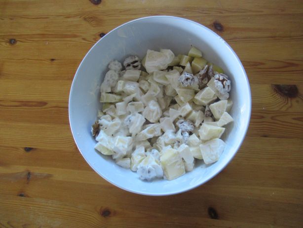 Mix the cream, the pieces of apples and the nuts in a bowl