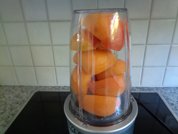 Remove fruit kernel rom the apricots