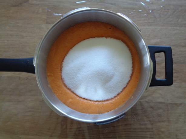 Give the apricots and the sugar in a pan