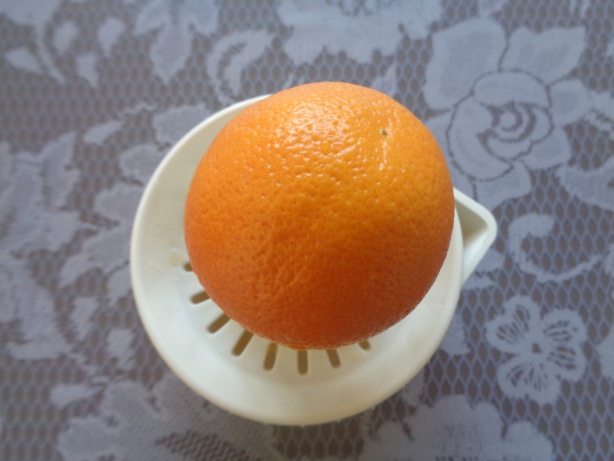 Saft aus der Orange auspressen