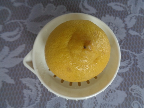 Saft aus den Zitronen auspressen