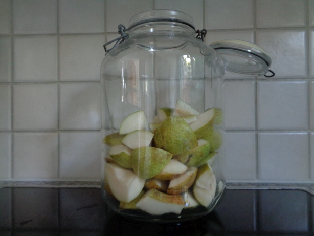 Prepare the pears, cut them in small pieces and give them in a jar