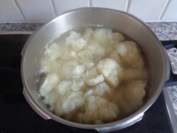 Cook the cauliflower with the bouillon until it is cooked (about 20 minutes)