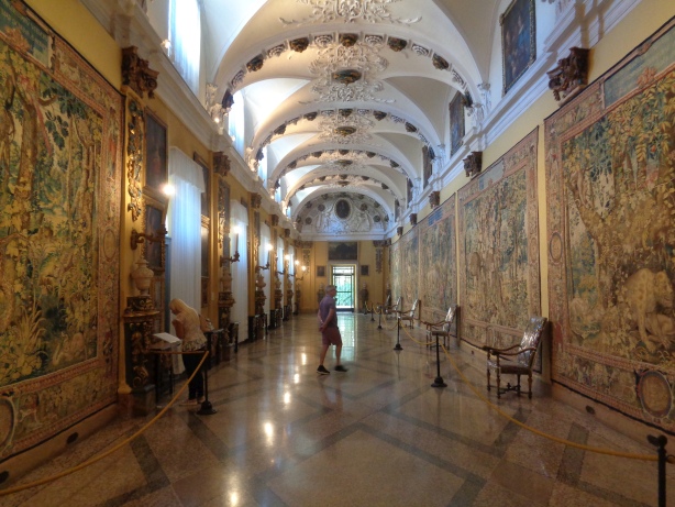 The gallery of the arras / La sala dei arazzi
