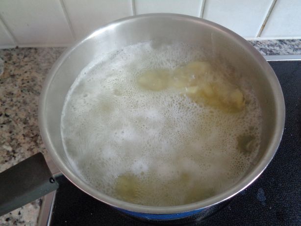 Kartoffeln 20 Minuten in gesalzenem Wasser kochen