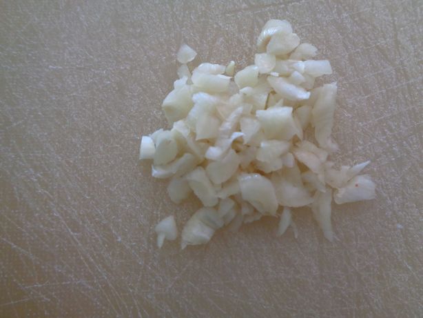 Peal the 3 garlic cloves and cut them into small pieces