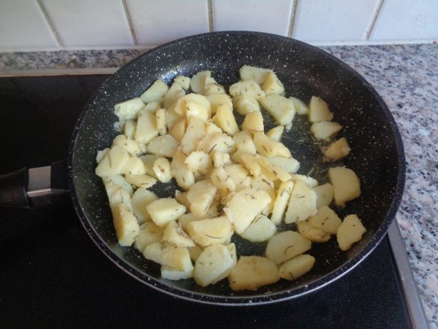 Kartoffelstücke gut 5 bis 10 Minuten darin anbraten