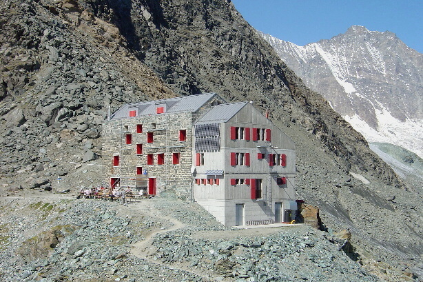 Britanniahütte SAC (3030m) und Dom (4545m)