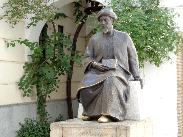 Maimónides statue