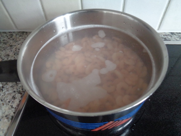 Crevetten 30 Minuten in leicht kochendem und gesalzenem Wasser