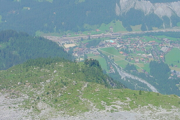 Doldenhornhütte SAC (auf der Felsnase) und Kandersteg