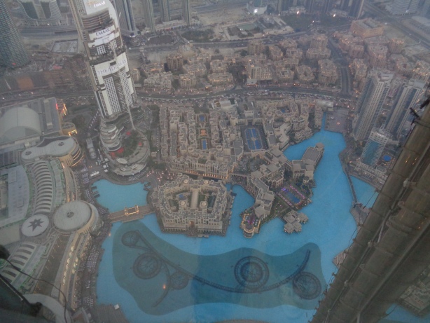 Aussicht vom Burj Kalifa auf Dubai Fountain und dem Souk al Bahar