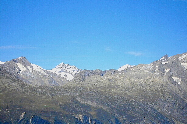 Jungfrau (4158m) und Mönch (4107m) im Hintergrund