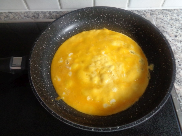 Give the egg yellow in the pan and spread well. Wait 1 Minute 