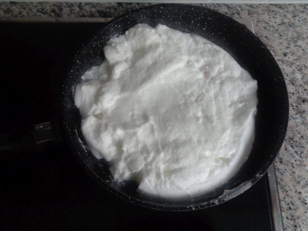 Give the egg white in the pan and spread well.