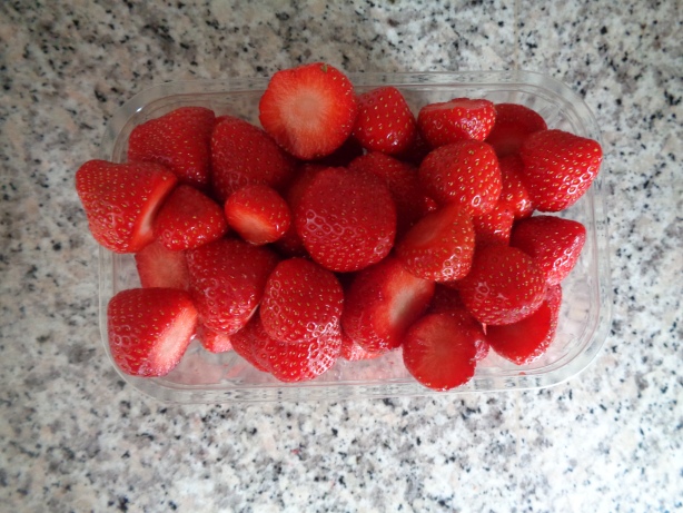 Die Erdbeeren rüsten