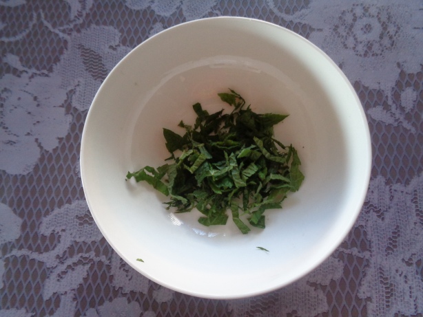 Cut the mint in small pieces