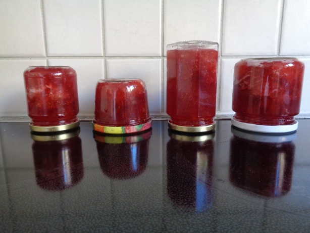 Fill the jam into the glasses. Put jars upside down.