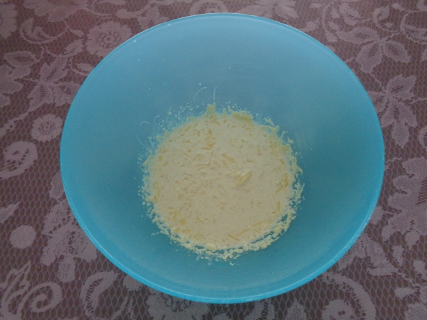 Give the grated cheese, the cream and some water in a bowl and blend all