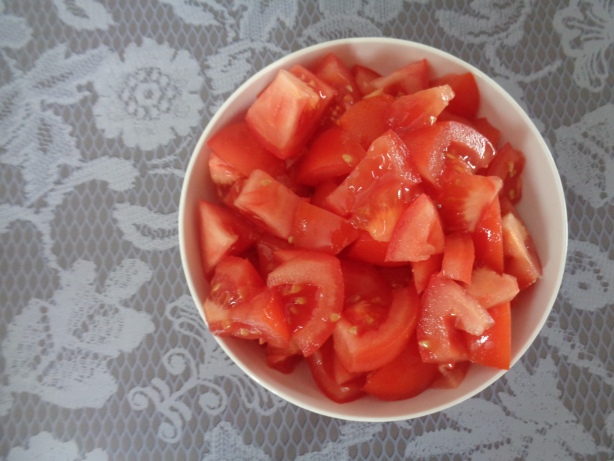 Tomaten in kleine Stücke schneiden