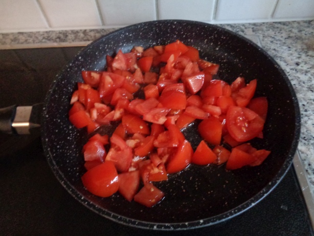 Tomaten beigeben und 2 Minuten anbraten