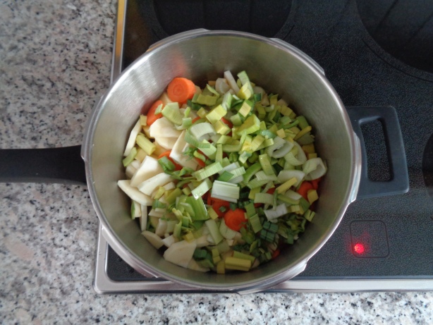 Gemüse etwa 15 Minuten im Wasser kochen