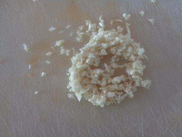 Cut the garlic in small pieces
