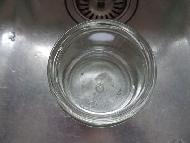 Die Konfitürengläser mit heissem Wasser sterilisieren