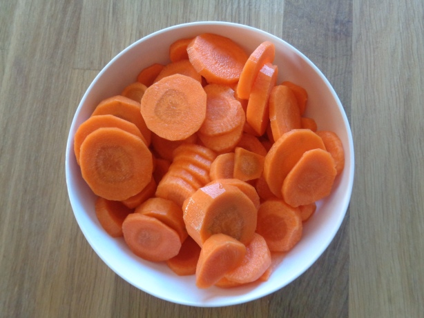 Die Karotten schälen und in Scheiben schneiden