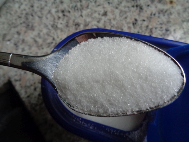 4 gehäufte Esslöffel Zucker beigeben, und gut verrühren