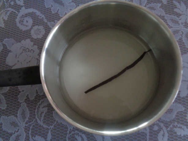 Give the sugar, the vanilla beand and the water in a pan