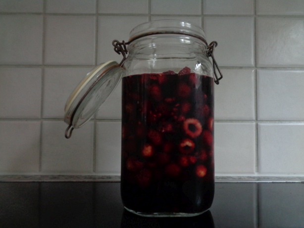 Give the raspberries and the wine in a jar
