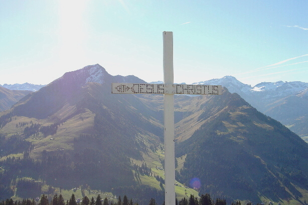 Gipfelkreuz Hornflue (1949m) - links davon Giferspitz (2542m)
