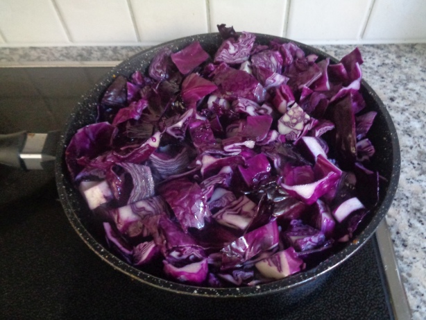 Cut and braise the cabbage with the sunflower oil