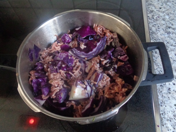 Give the cabbage, the meat and the bouillon in a pan
