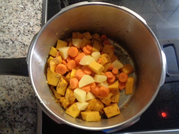 Karotten und Kartoffeln dazugeben und kurz anbraten