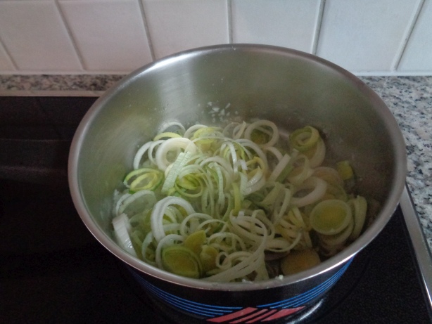 Give the leek to the onion an continue to braise all lightly