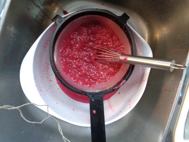Filter the pulp of raspberries