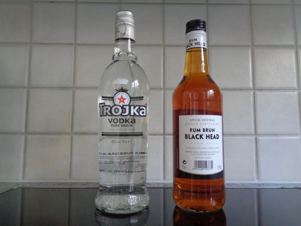 7 Deziliter Rum oder hochwertigen (pure grain) Wodka dazugeben