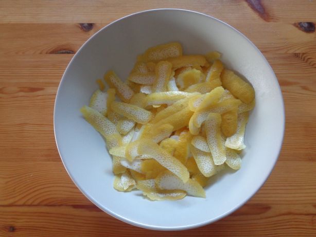 Die Zitronen schälen - nur das Gelbe nehmen