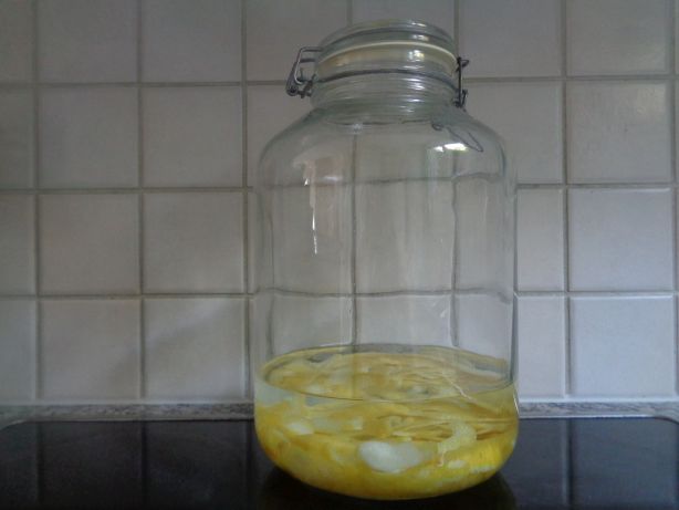 Add the alcohol and the yellow fruit skin into a preserving glass and leave for 4 days