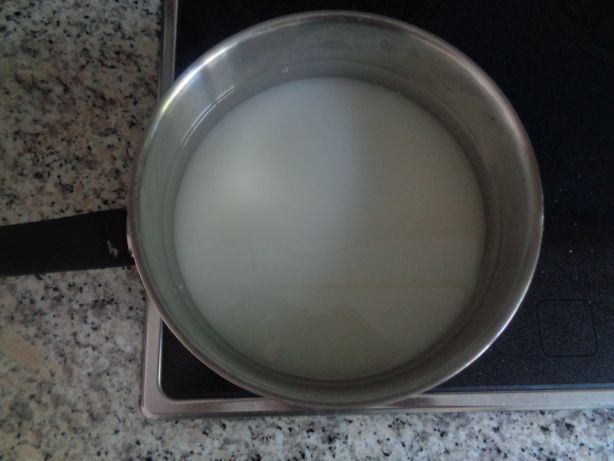Give the sugar and the water in a pan