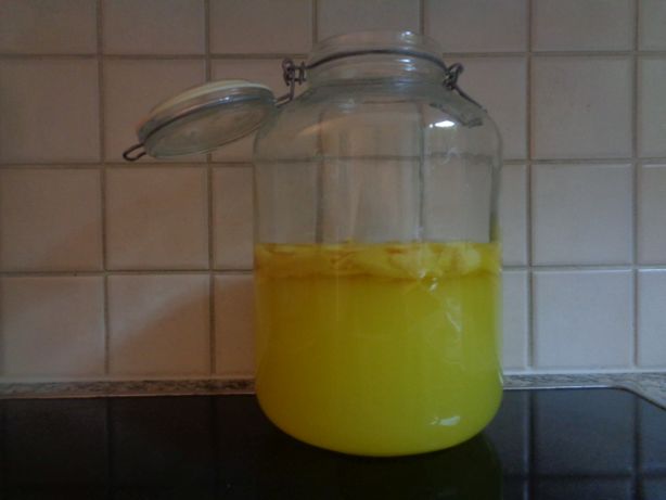 Add the cold sugar-syrup to the alcohol an leave for 10 minutes