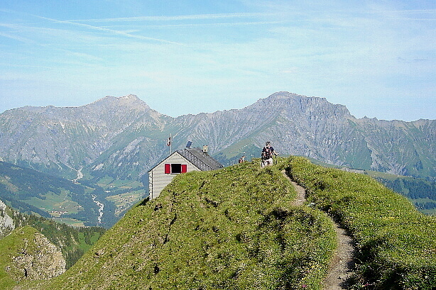 Lohner hut (2171m), Albristhorn (2762m) and Gsür (2708m)