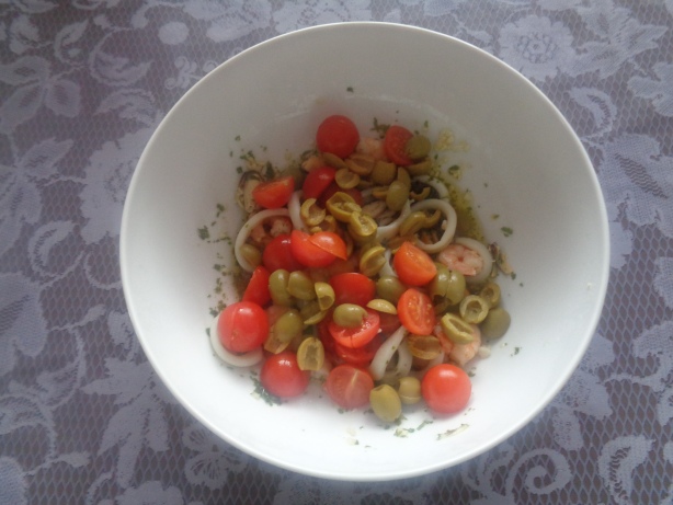 Cherry-Tomaten und Oliven beifügen