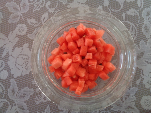 Die Melone in kleine Stücke schneiden