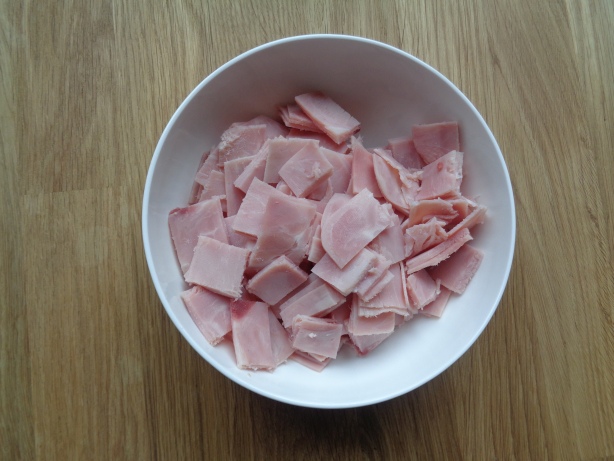Cut 200 grams of ham into pieces