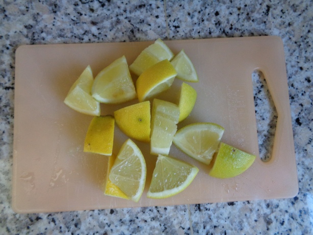Die Zitrone mit der Schale in Stücke schneiden
