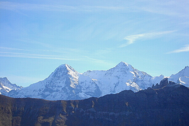 Eiger (3970m) und Mönch (4107m) - im Vordergrund rechts die Lobhörner (2566m)