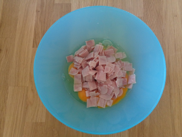 Pitch the eggs and add them with the ham into a bowl